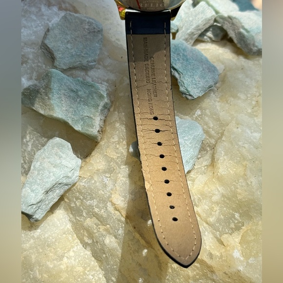 An EXCLUSIVE TINKER BELL Disney Auctions Limited Edition 100 Relic “TINK” Watch - Picture 7 of 12